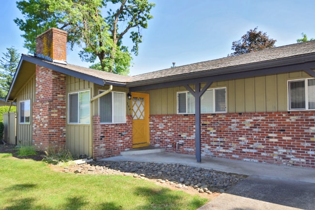 Building Photo - 250 SE Vista Ave