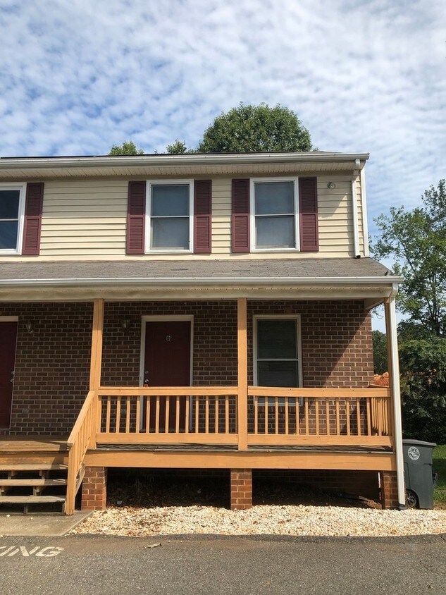 Primary Photo - Three Bedroom Townhome - Convenient Location!