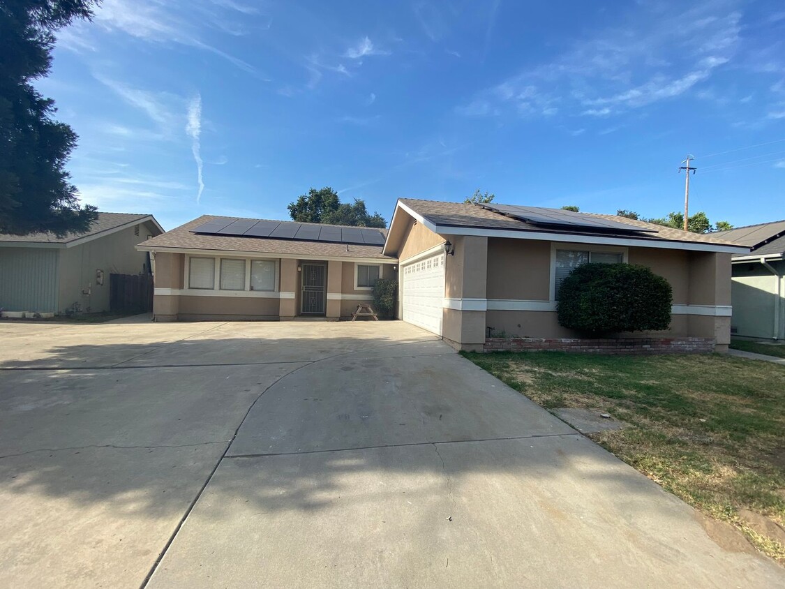 Primary Photo - Charming home for rent in Visalia