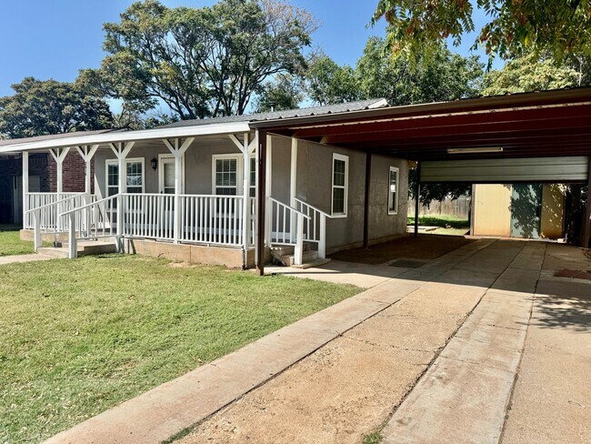 Building Photo - 2816 1st Pl