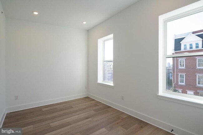 Building Photo - 1513 W Girard Avenue Unit 5