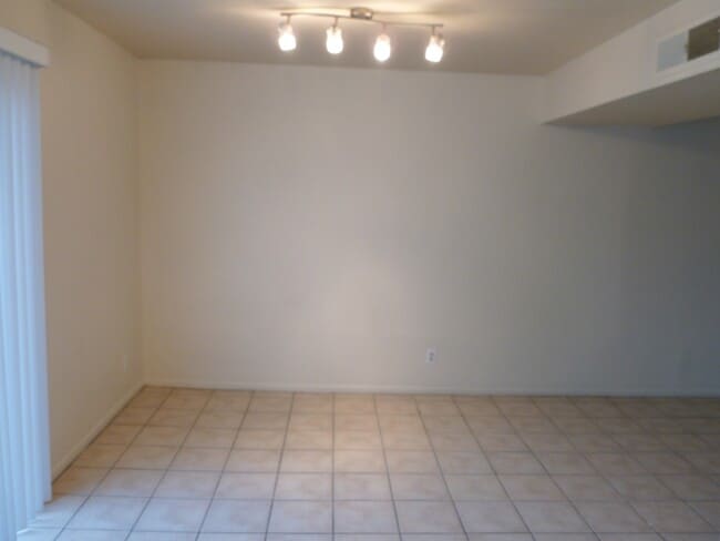 Building Photo - 606 Rolling Green Dr