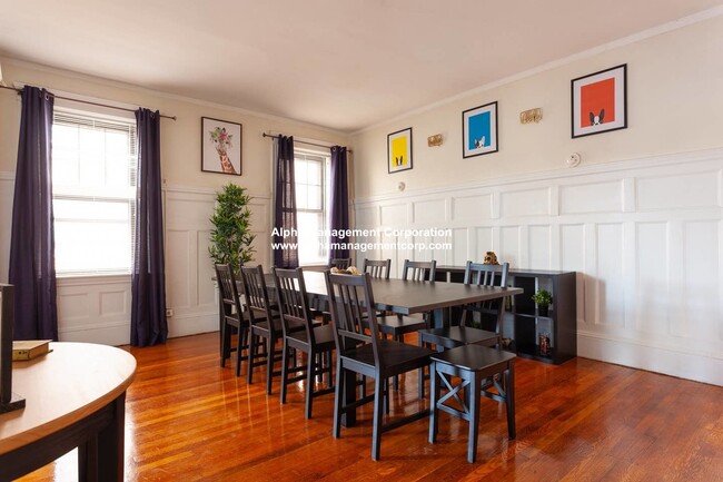 Building Photo - 1370 Beacon St