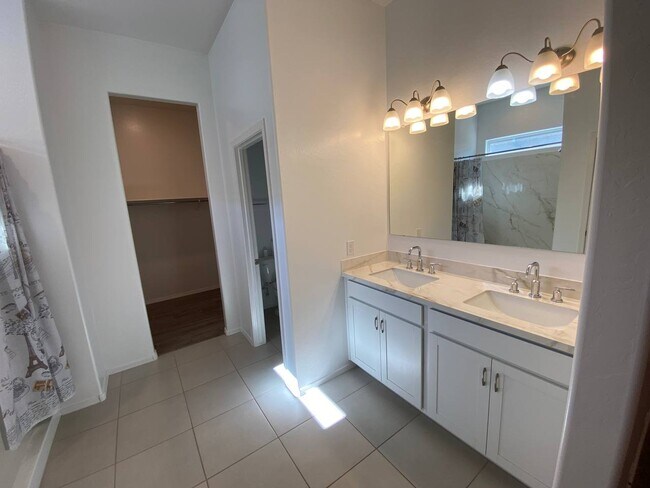 Foto del edificio - 15627 W Smoketree Dr