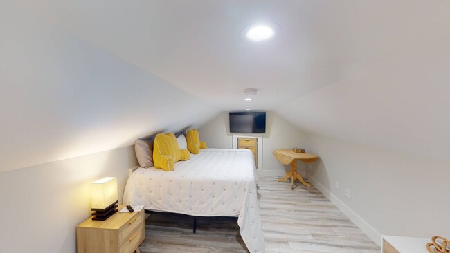 Building Photo - Charming Historic 2 Bedroom plus additiona...