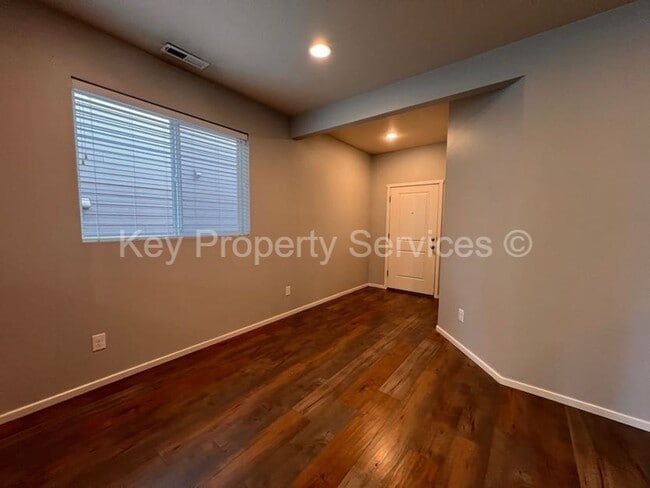 Building Photo - Stunning Hazel Dell Two-Story with High End Appliances