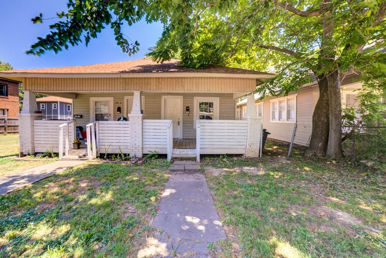 Primary Photo - N Rosedale Ave Duplex