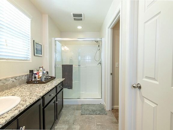 Building Photo - Clovis 3 BED AN 2.5 BATH GREAT HOME FOR YOU