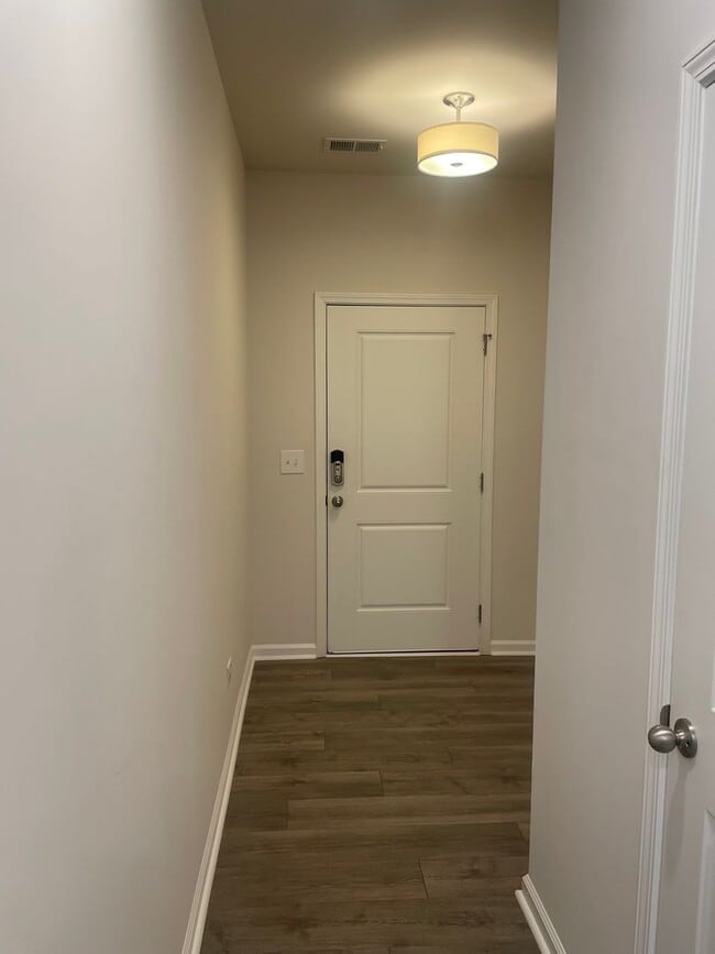 Building Photo - Lovely 3 bedroom 3 Bath Lovely  Townhome i...