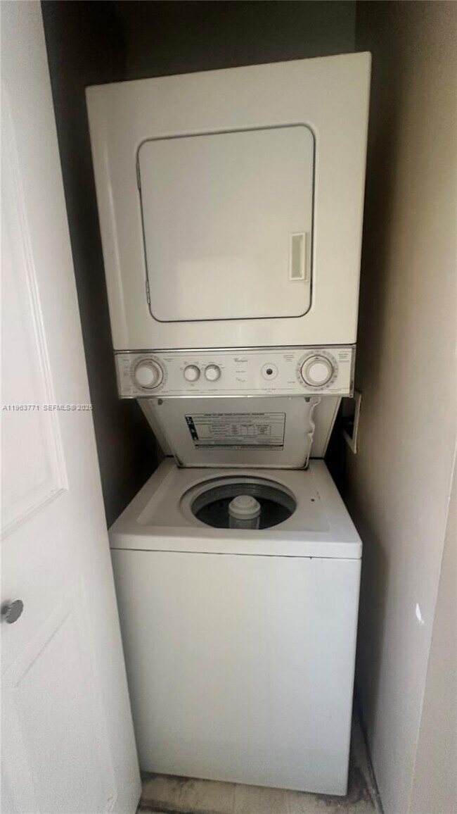 Building Photo - 9999 Summerbreeze Dr