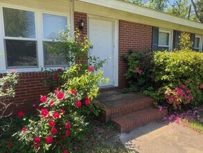 Building Photo - 413 Sarah Dr