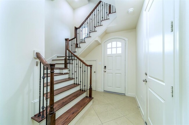 Building Photo - 8930 Lakeshore Bend Dr