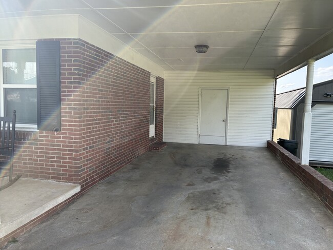 Building Photo - 2110 S Post Rd