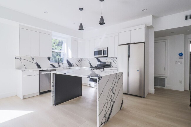 Foto del edificio - NEW CONSTRUCTION LUXURY 4 BED TOWNHOMES WITH ROOF DECKS