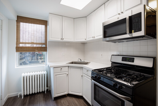 Stainless steel appliances - 533 E Girard Ave