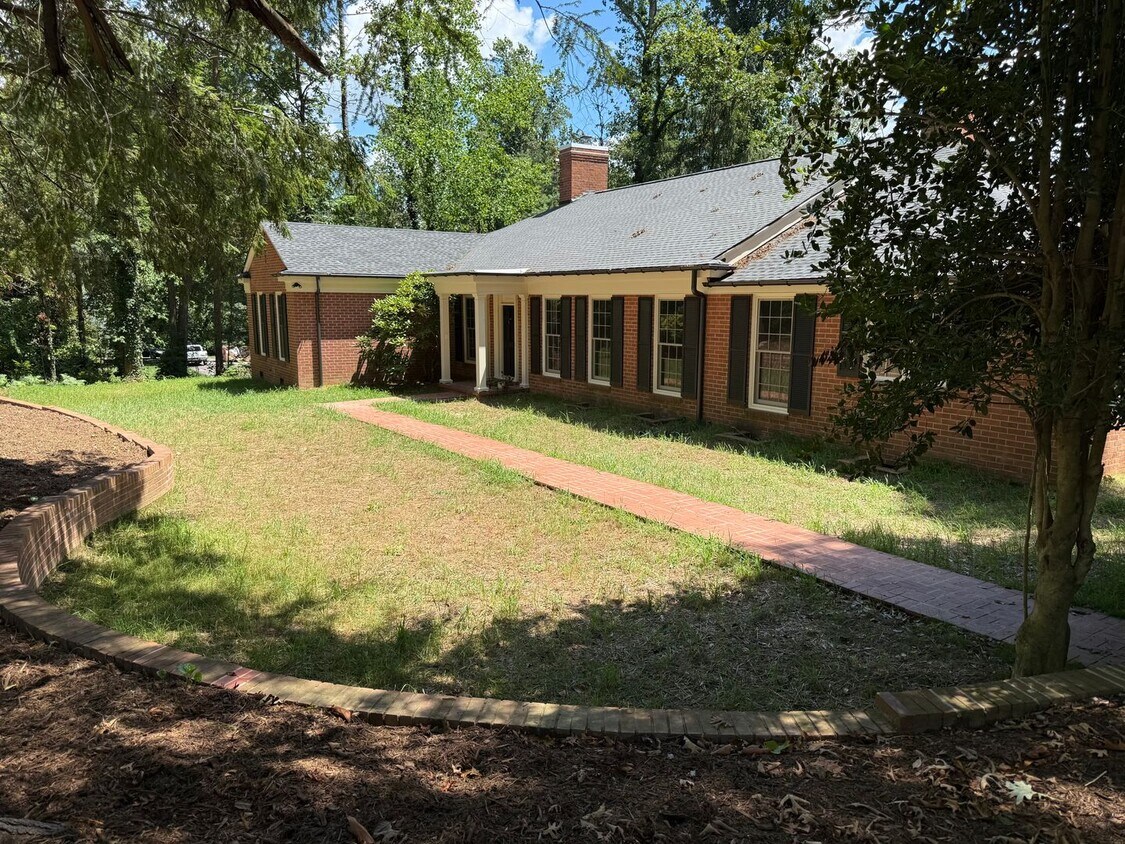 Foto principal - Fully Renovated 3 Bedroom on Biltmore Fore...