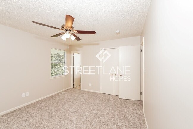 Building Photo - NOW OFFERING 1-MONTH FREE OFF FIRST FULL M...