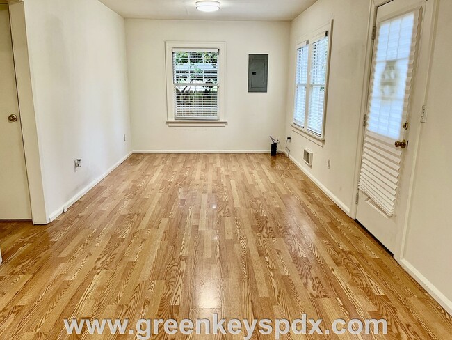 Foto del edificio - This 3-bedroom 1-bathroom house has a large front yard and a mostly fenced backyard.