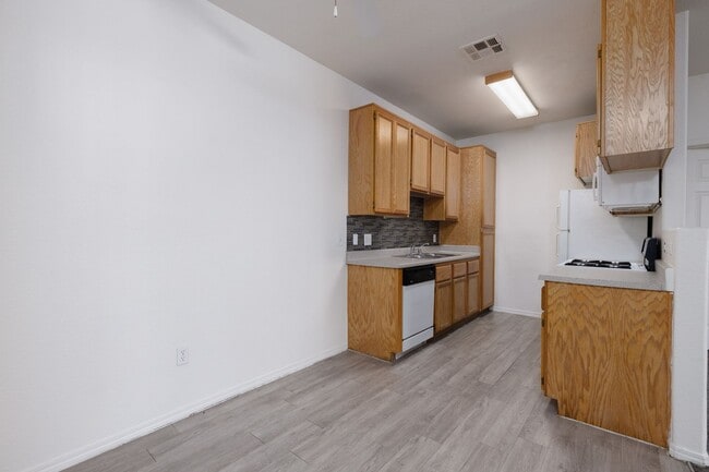 Foto del edificio - Two bedroom unit in gated NE community with pool