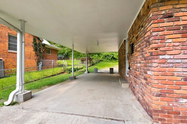 Building Photo - 2798 Dearwood Dr SW