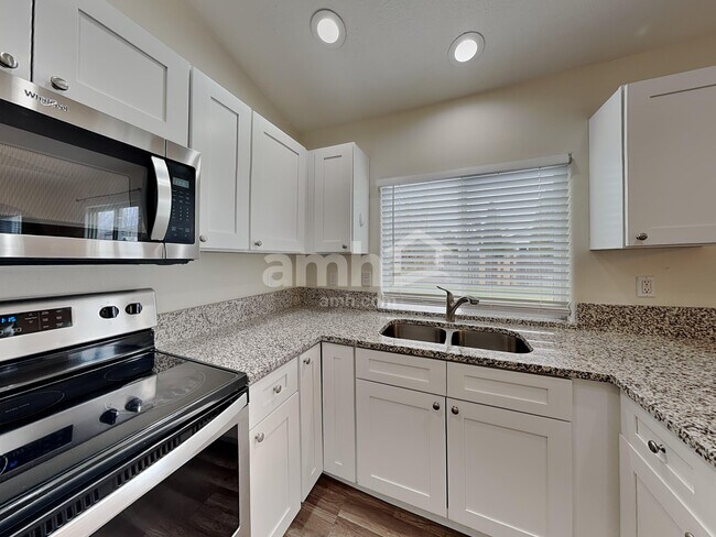 Foto del edificio - 16605 Sadie Ave