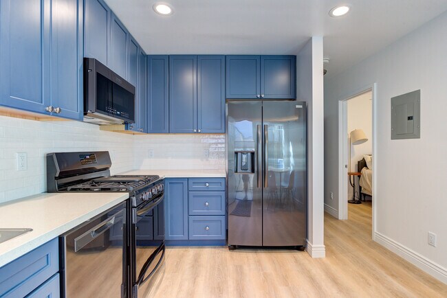 Building Photo - 1143 Woodside Dr