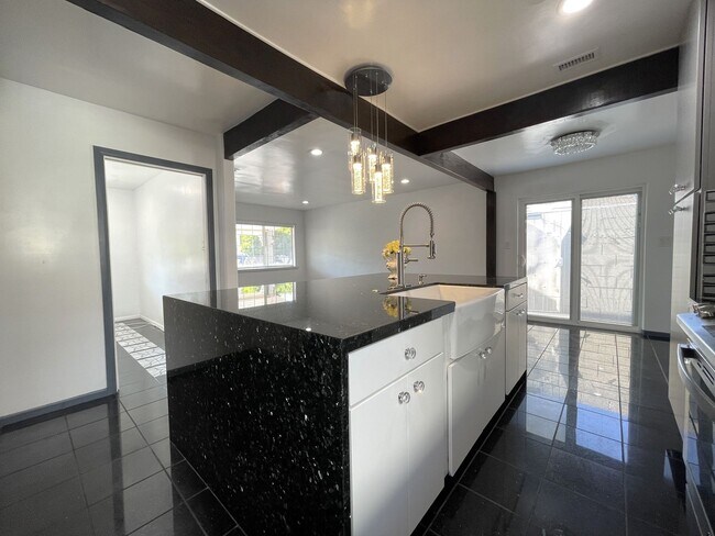 Building Photo - 8824 Tyrone Ave