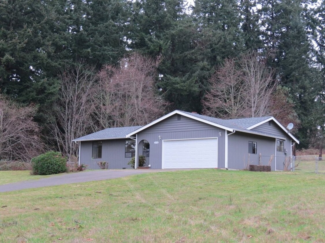 Primary Photo - Spacious 2 bedroom 2.5 bath Rambler home i...
