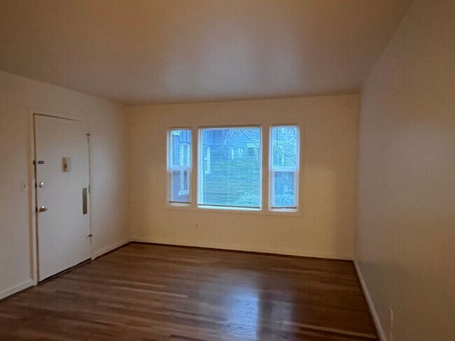 Foto del edificio - Stunning 2 Bed, 1 Bath Vintage Charmer!