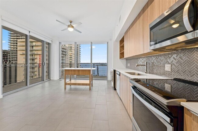 Foto del edificio - 2150 N Bayshore Dr