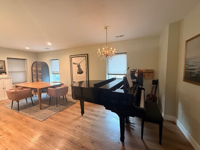 Foto del edificio - Spacious 4-Bedroom Home in the Heart of Edgewater