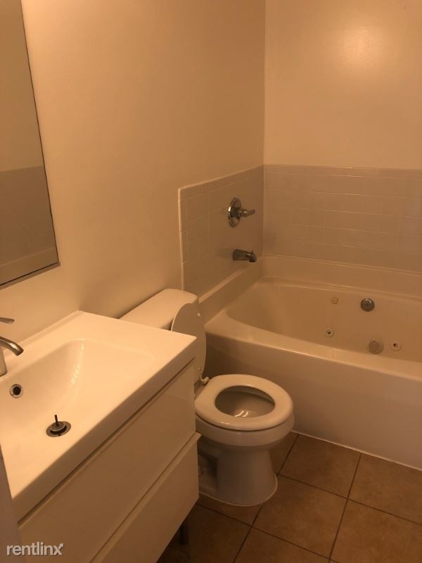 Building Photo - 3 br, 2.5 bath Townhome - 16142 Edenwood Dr