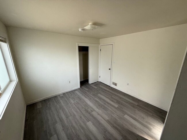 Building Photo - N31 A-C