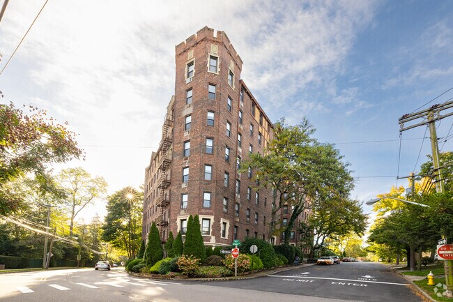 Building Photo - 2 Spruce St