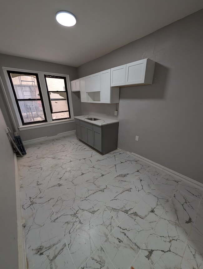 160 Ellis Ave 303 - 175 Ellis Ave