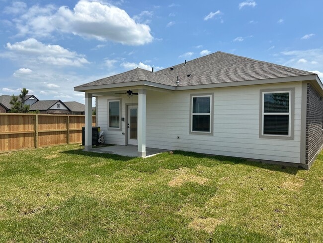 Building Photo - 1111 Whispering Winds Dr