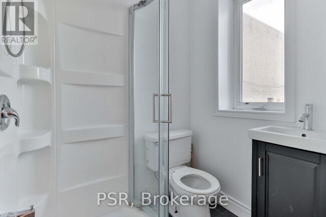 Photo du bâtiment - 1364 St Clair Ave W