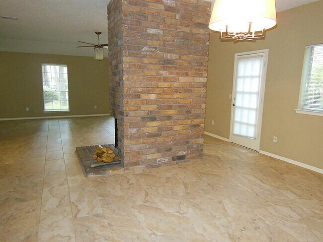 Building Photo - 15 Rockridge Dr