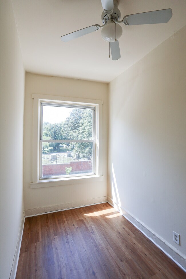 Foto del edificio - 1250 W Montrose Ave