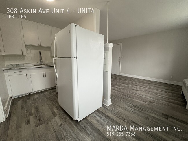 Building Photo - NEWLY RENOVATED 1-BEDROOM/1BATH APARTMENT ...