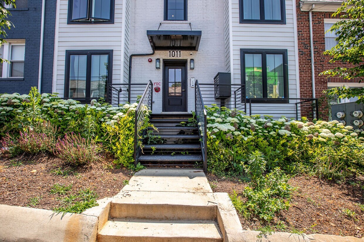 Primary Photo - Lovely 1 BR & 1 Den/2 BA Condo in Trinidad!