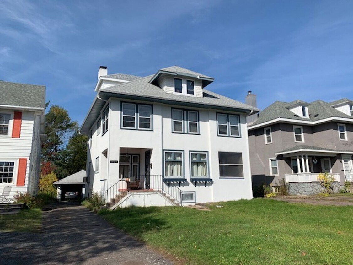 Foto principal - Duluth MN - 6-bedroom - 3-bath single fami...
