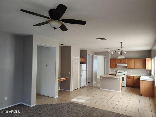 Foto del edificio - 16181 W Gelding Dr