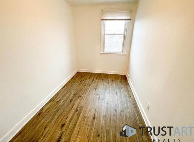Foto del edificio - 3 bedroom house in Oxford Circle NorthEast...