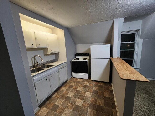 Foto del edificio - 460 Rose Ln NE