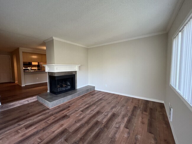 Foto del edificio - Roomy Top Floor Condo - Budget Friendly, W...