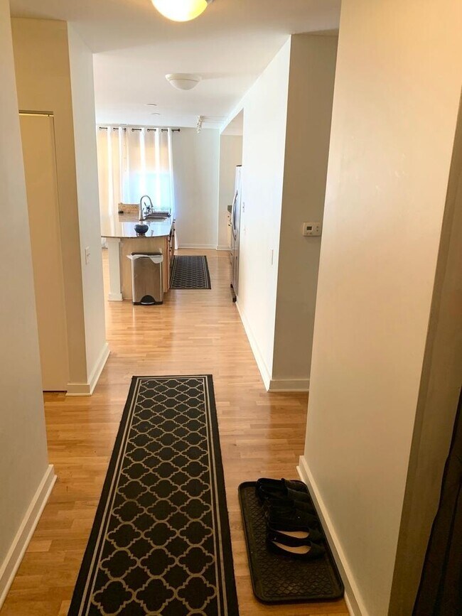 Building Photo - 2238 W Maypole Ave