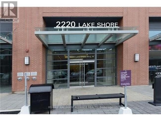 Photo du bâtiment - 2220 Lake Shore Blvd W
