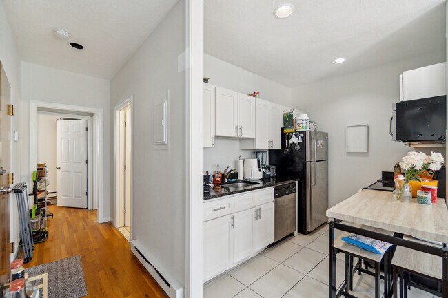 Building Photo - 204 H St