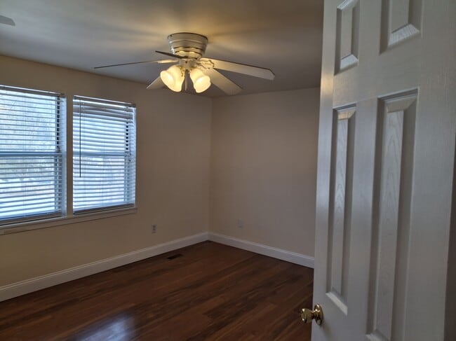 Building Photo - 3906 Pinedale Dr